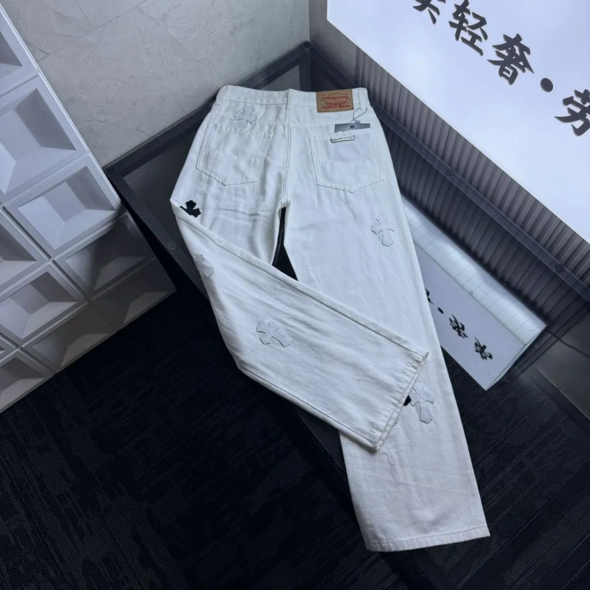 P196 Style No. Cc922 CHROME HEARTS✘Cro Heart Overseas Edition 25ss🔥New Heavy Industry Washed Embroidered American Retro Workwear Washed Jeans Loose fit pants with perfect details Washed denim fabric is wear-resistant and stain-resistant Three-dimensional cutting loose fit Imported machine printing will not crack and fall off after repeated washing Same style for men and women Couples Color: Picture color Size: M-2XL Pants length Waist Hips M 96 76 106 L 97 80 110 XL 98 84 114 2XL 100 88 118